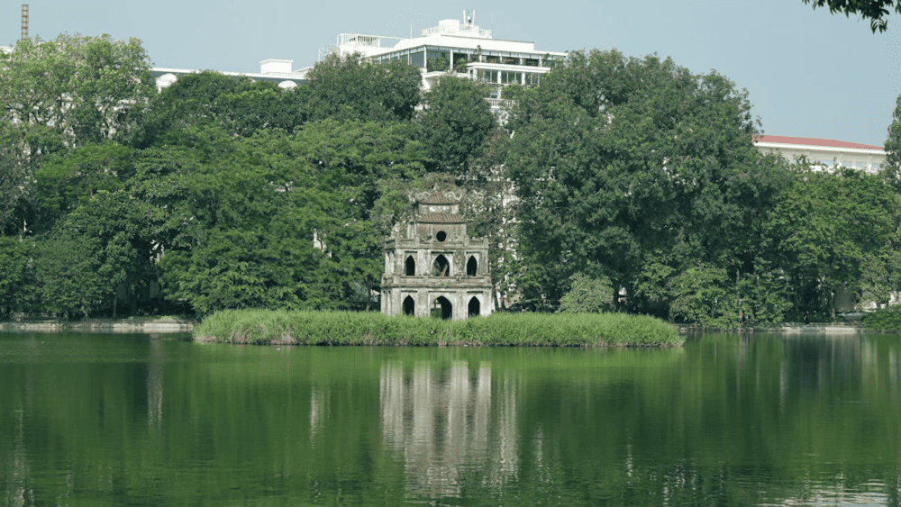 Hoan Kiem Lake facilitates daily social interaction, physical activity, and cultural performance among Hanoi residents (Source: Pexels)